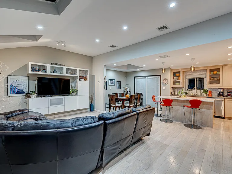 9 Lakeville Ln — Photo 6