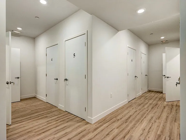 338 N Mariposa Ave — Photo 35