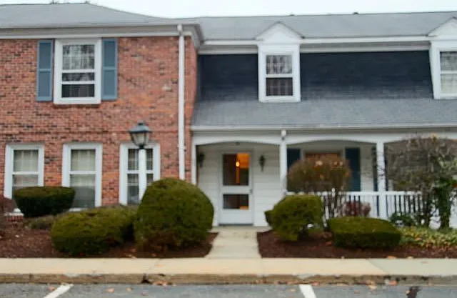 36 Williamsburg Dr — Photo 1