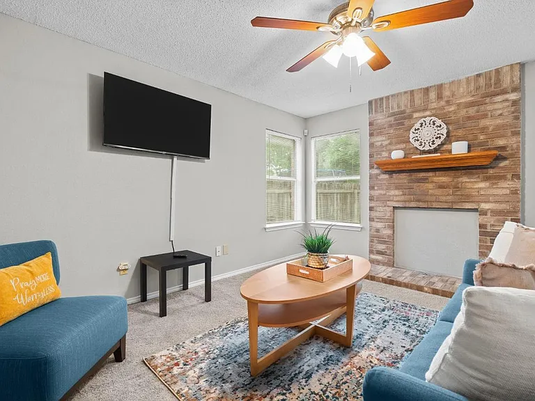 406 Oakcrest Dr — Photo 3