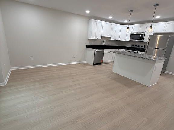 4th image of 568 Pfeiffer St #C
