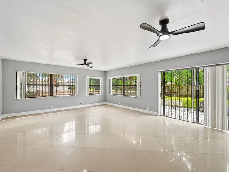 740 E Evanston Cir — Photo 3