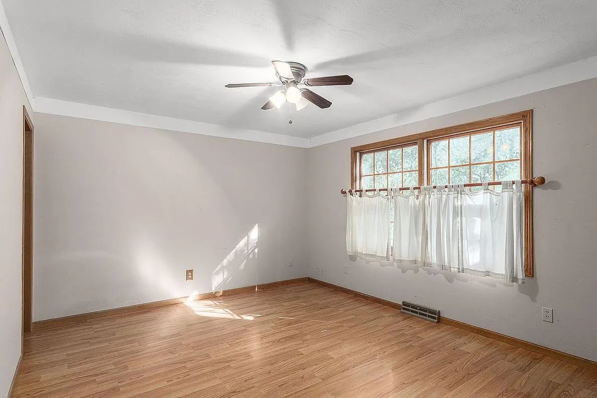 3 bed, 2.5 bath, 2300 sqft, $2,088 — Photo 3