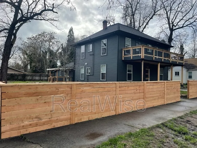 509 NW C St #5 — Photo 16