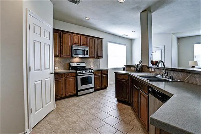 4 bed, 2.5 bath, 3165 sqft, $3,300 — Photo 4