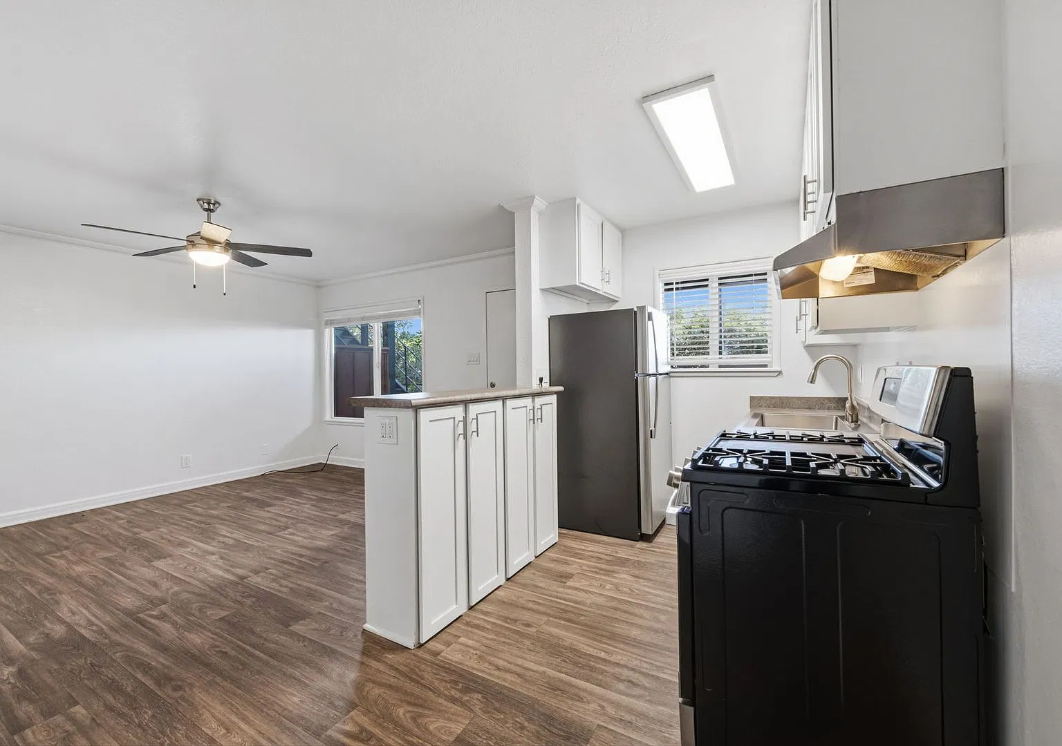 Bright 1BR/1BA Near Civic Center SMART Station in North San Rafael — Photo 3