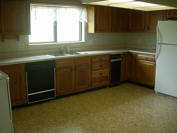 Kitchen w/ appliances
