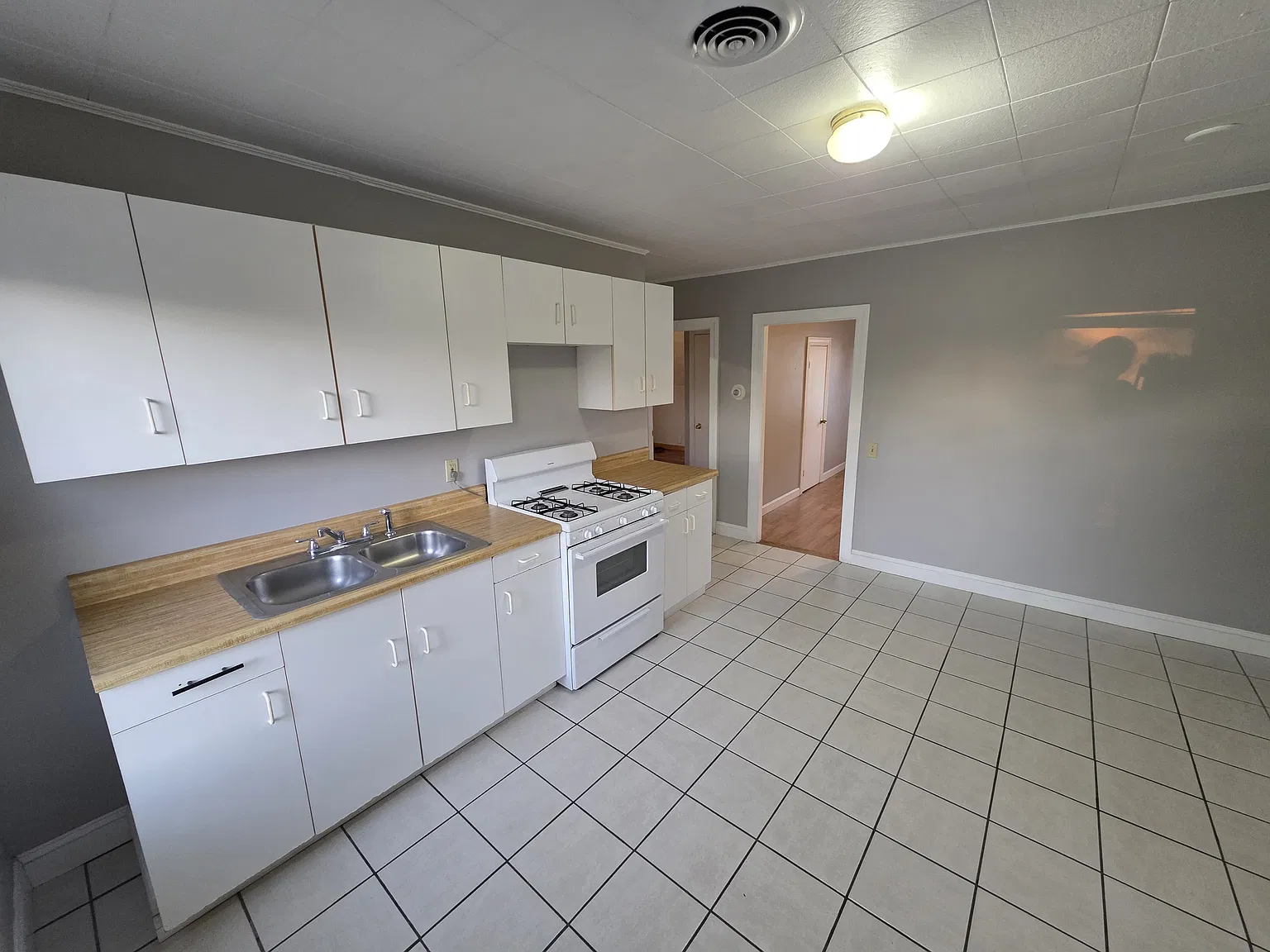  9 Pond St 3rdflr 2b/1b Updated Hardwoods Freshpaint Spacious! Nopets — Photo 3