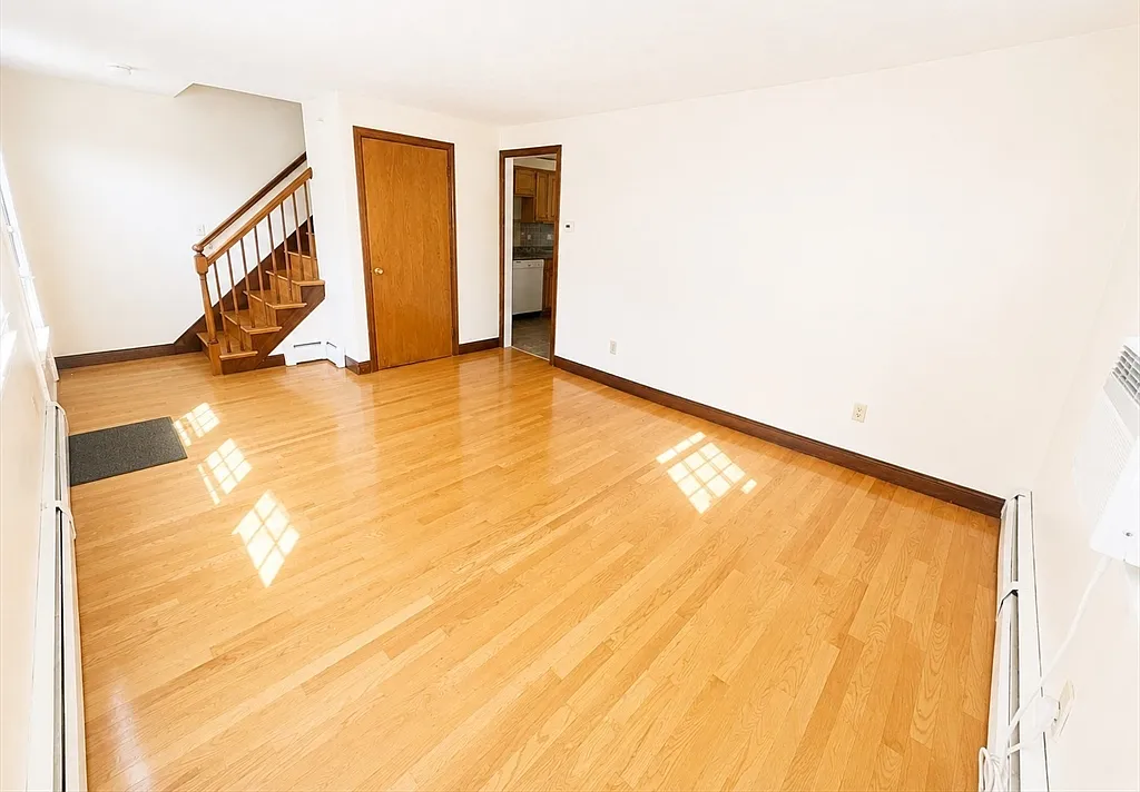 2 bed, 1.5 bath, 1200 sqft, $3,200 — Photo 3