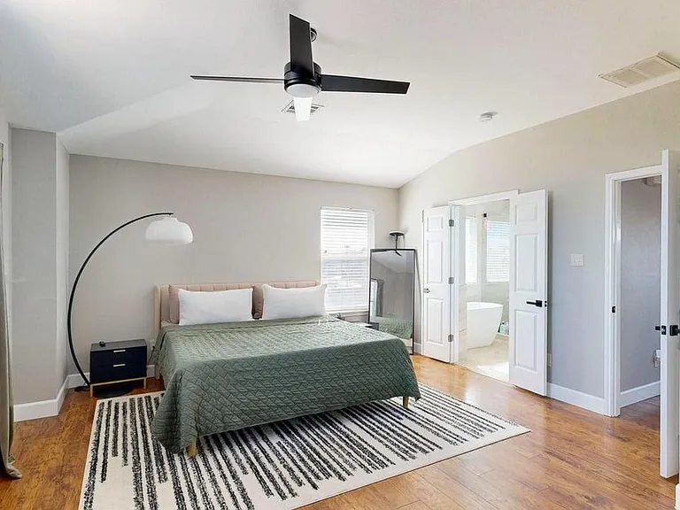 2105 Huxley Ln — Photo 17
