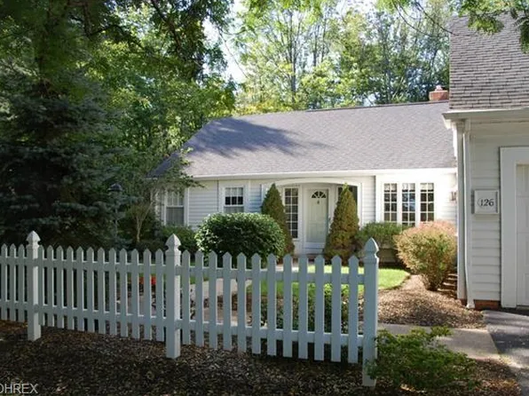 126 Manor Brook Dr, Chagrin Falls, OH 44022