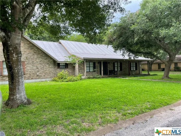 217 W 4th St, Flatonia, TX 78941