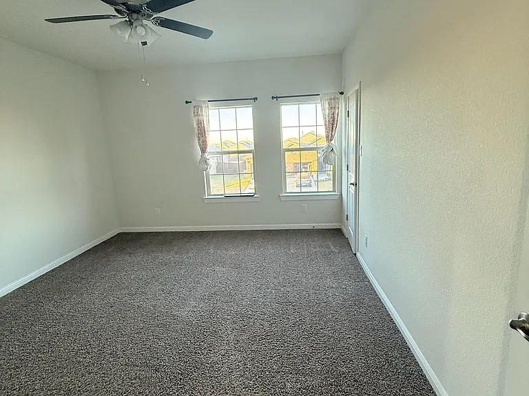 565 Lindisfarne Ln — Photo 17
