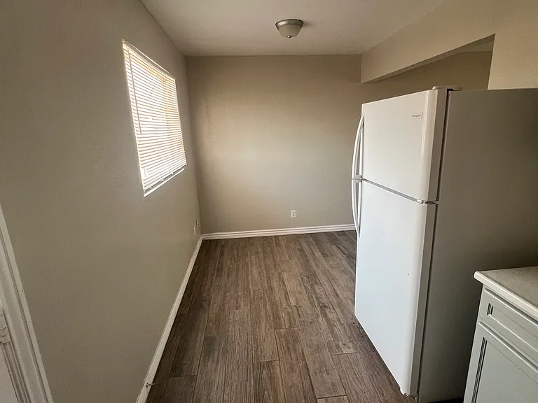 2910 Van Buren Ave #5 — Photo 5