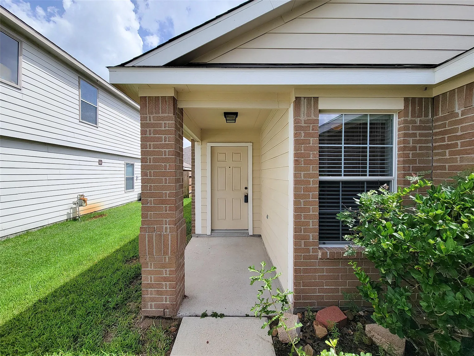 3 bed, 2.0 bath, 1400 sqft, $1,795 — Photo 3
