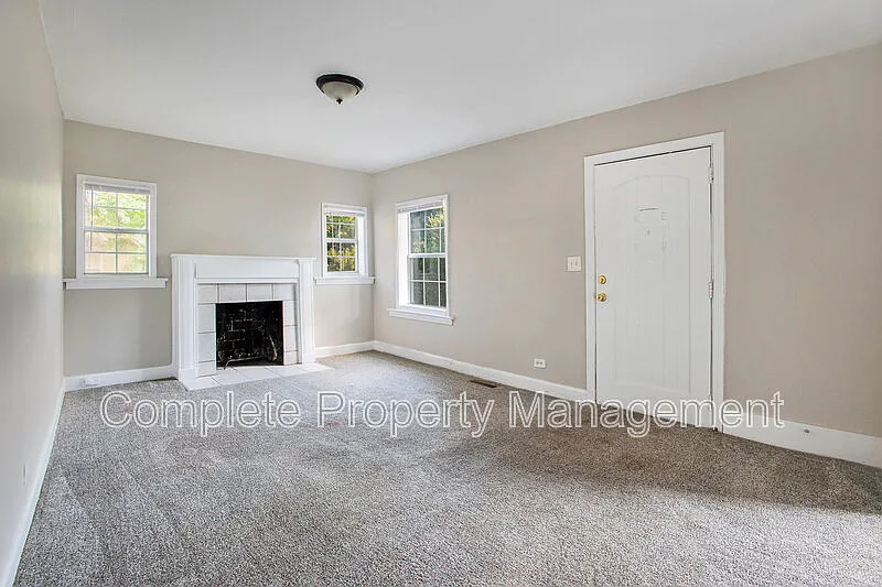 2 bed, 1.0 bath, 816 sqft, $1,100 — Photo 2