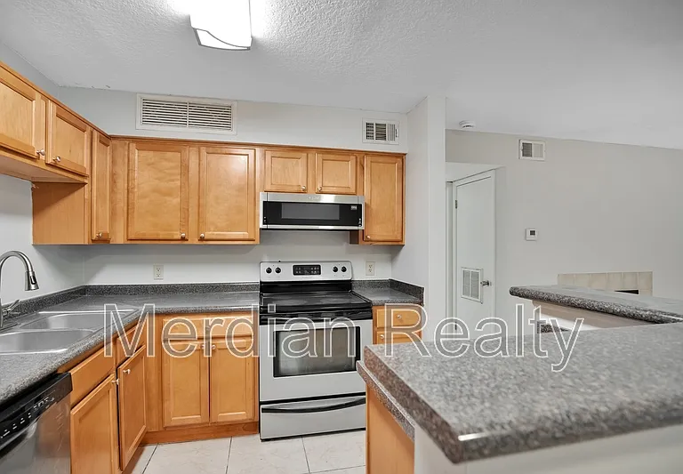 305 Lakepointe Dr #104 — Photo 3