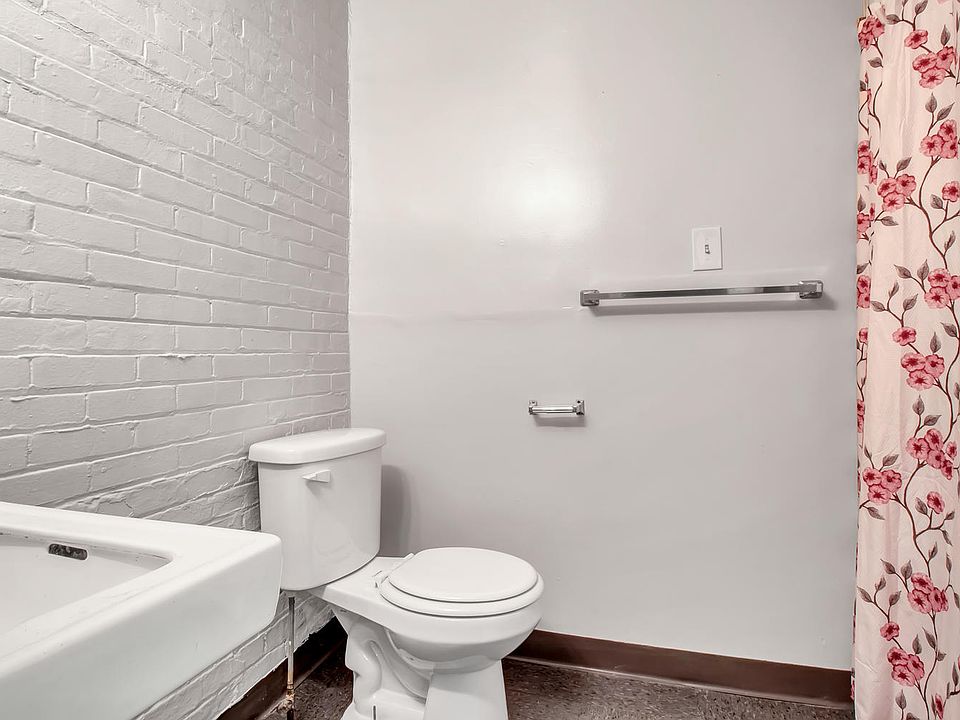 2nd image of 2641 Spring St APT 9