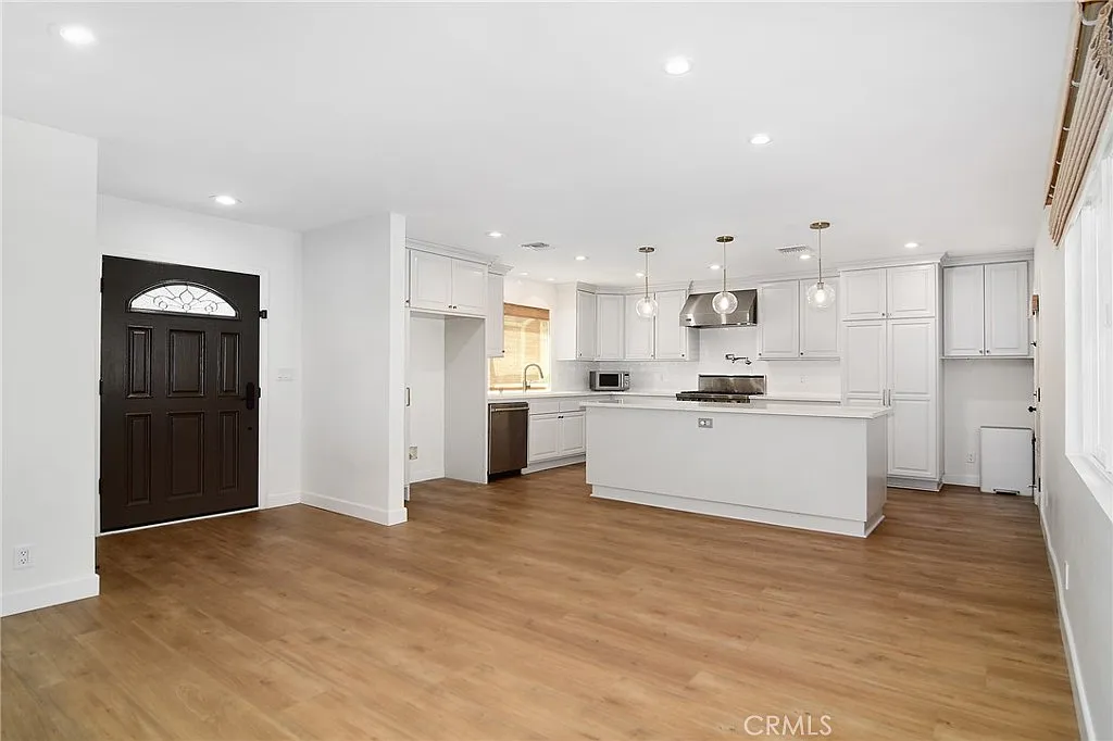 8 bed, 4.5 bath, 4145 sqft, $15,000 — Photo 2