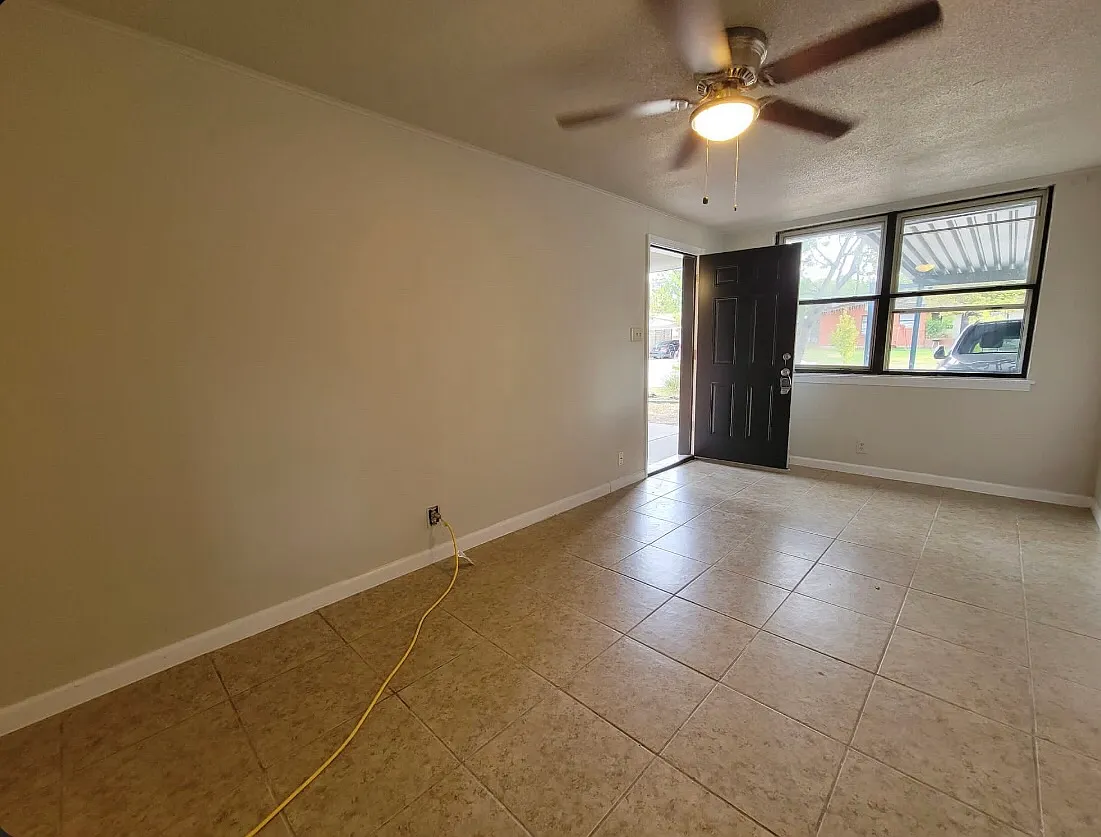 209 Gilbert Ln — Photo 3