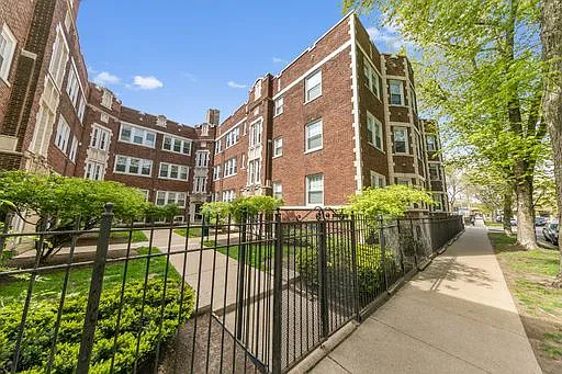 1067 W Glenlake Ave #2