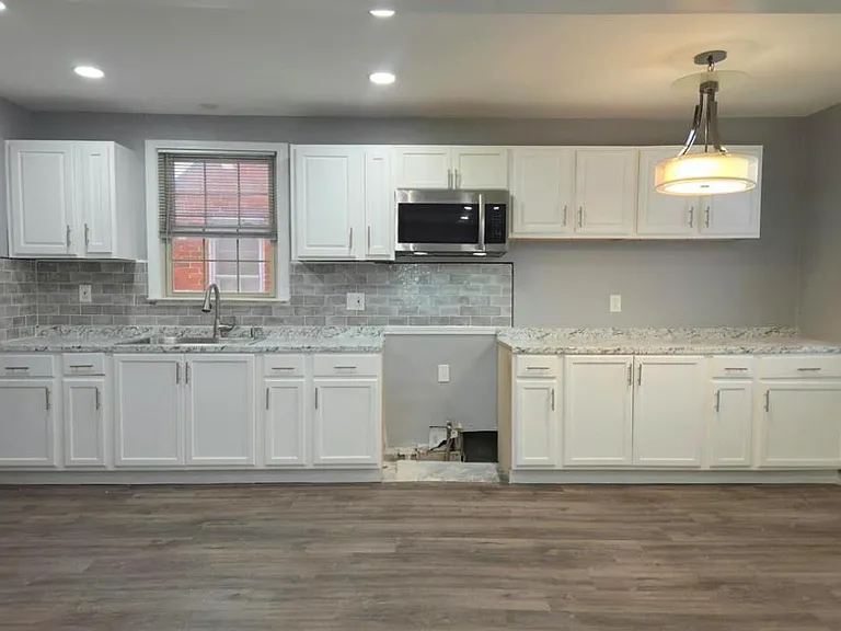 8254 Sussex St — Photo 4
