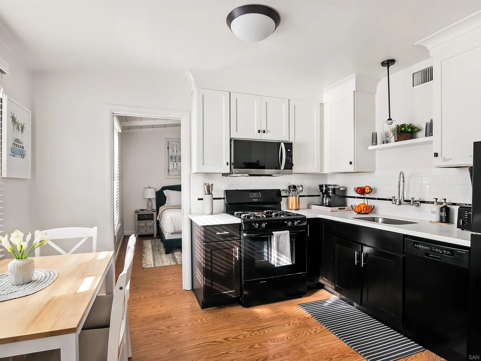 1 bed, 1.0 bath, 584 sqft, $5,900 — Photo 3