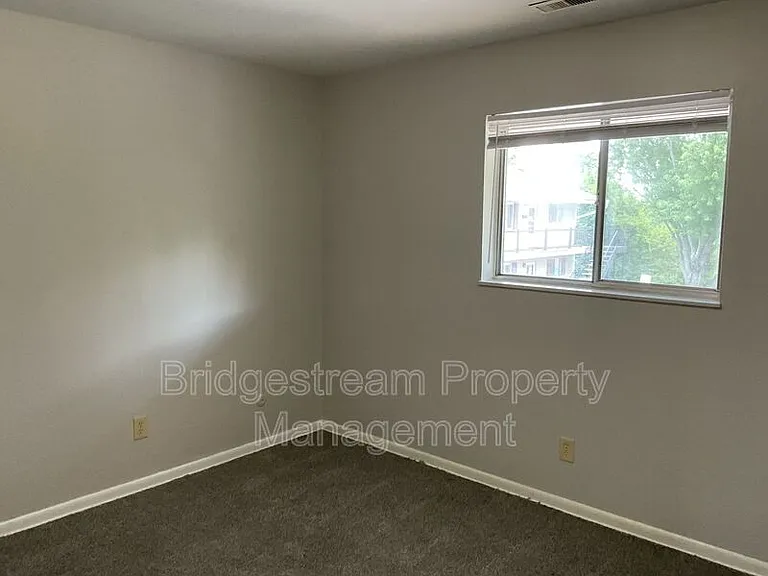 7837 N Main St #9 — Photo 10