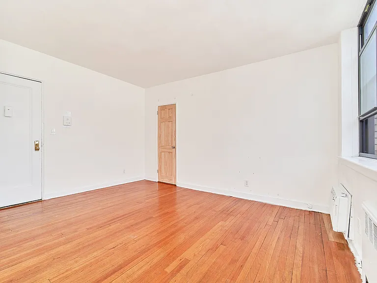 400 W 45th St #2B — Photo 4