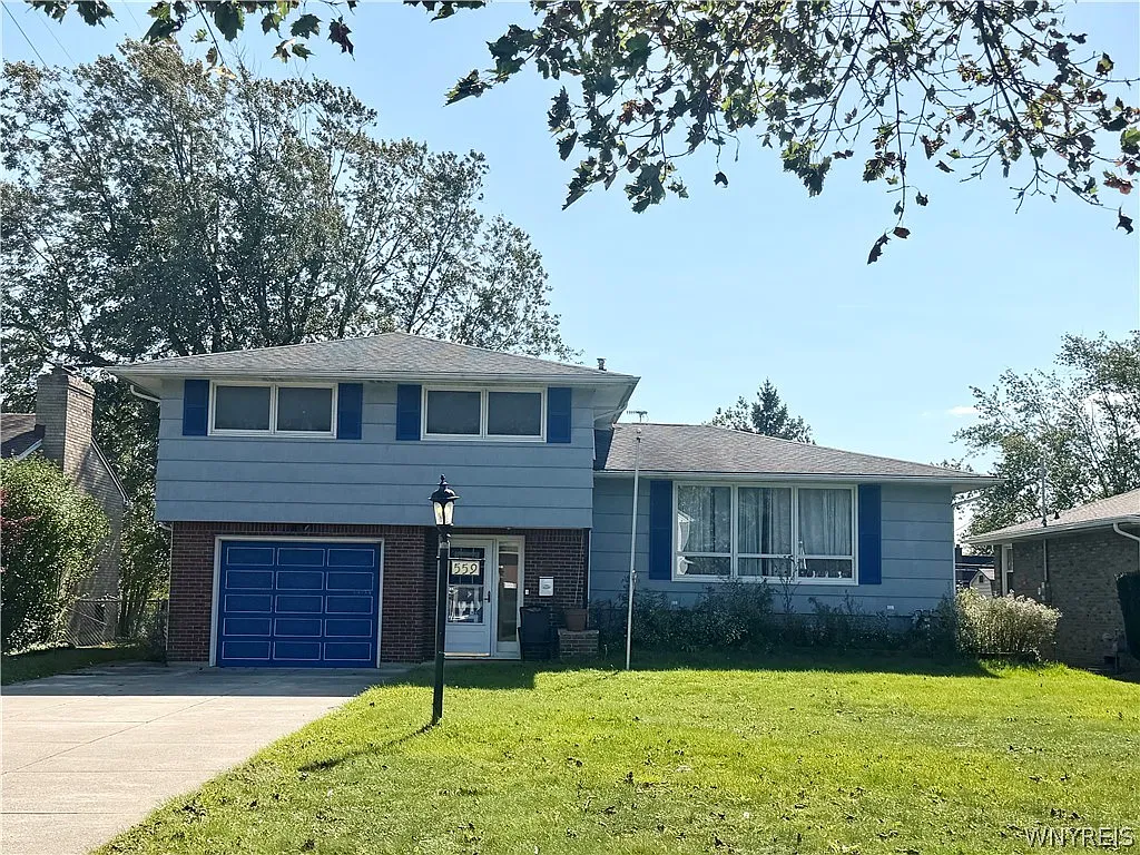 3 bed, 1.5 bath, 1824 sqft, $2,300 — Photo 1
