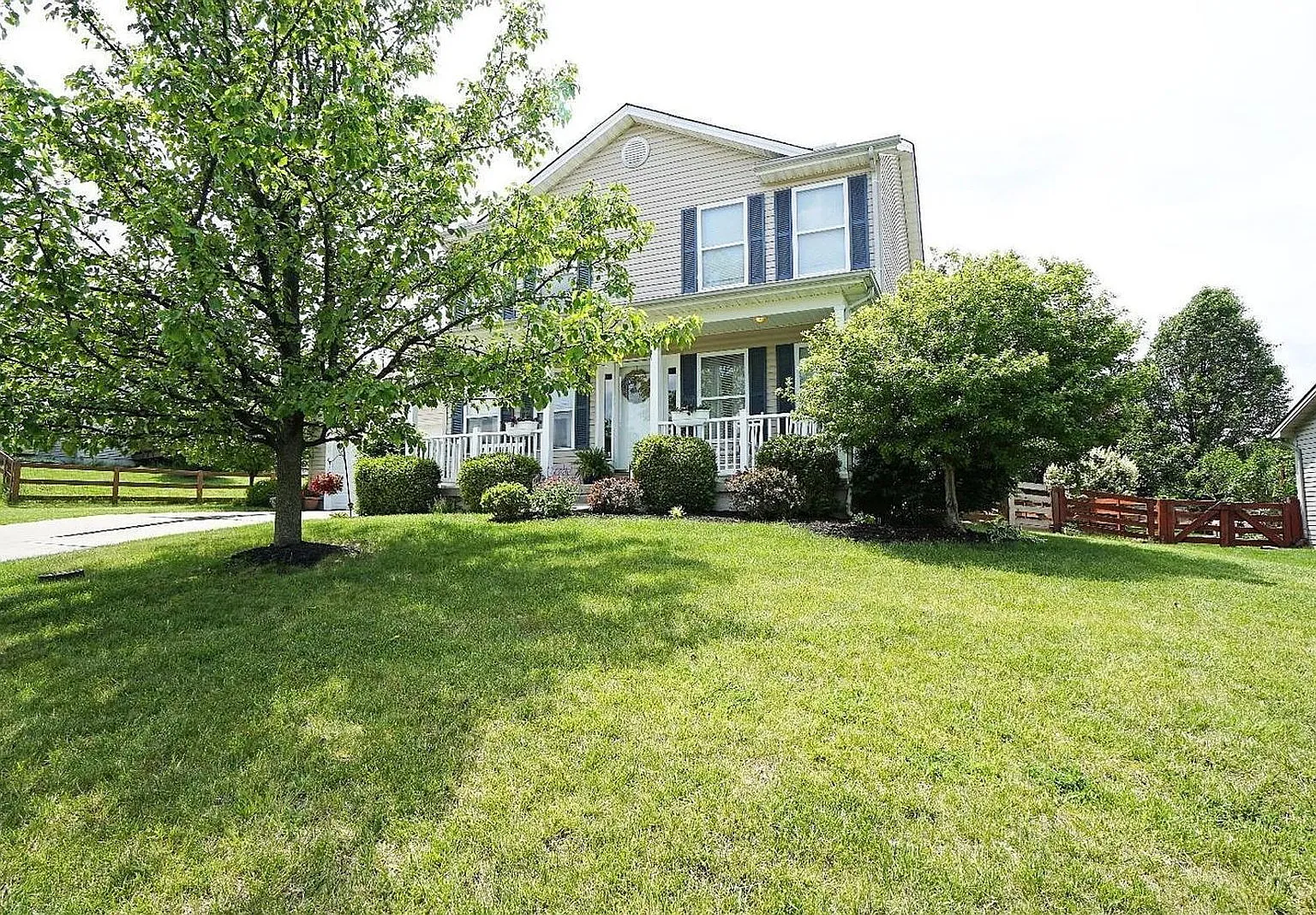 3 bed, 2.5 bath, 1895 sqft, $2,300 — Photo 1