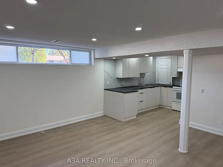 5 Navan Cres #BASEMENT — Photo 11