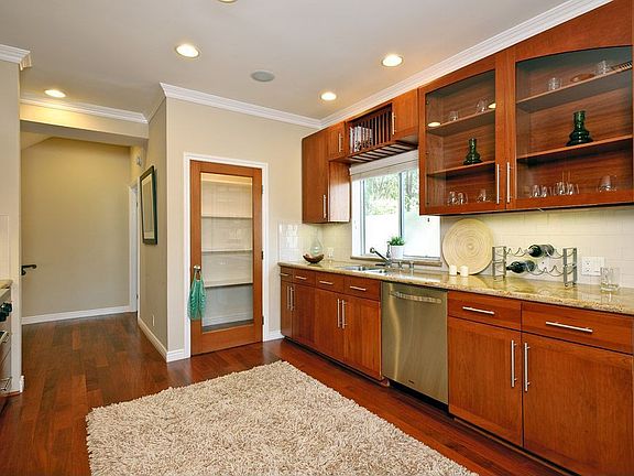 kitchen w/ pantry
