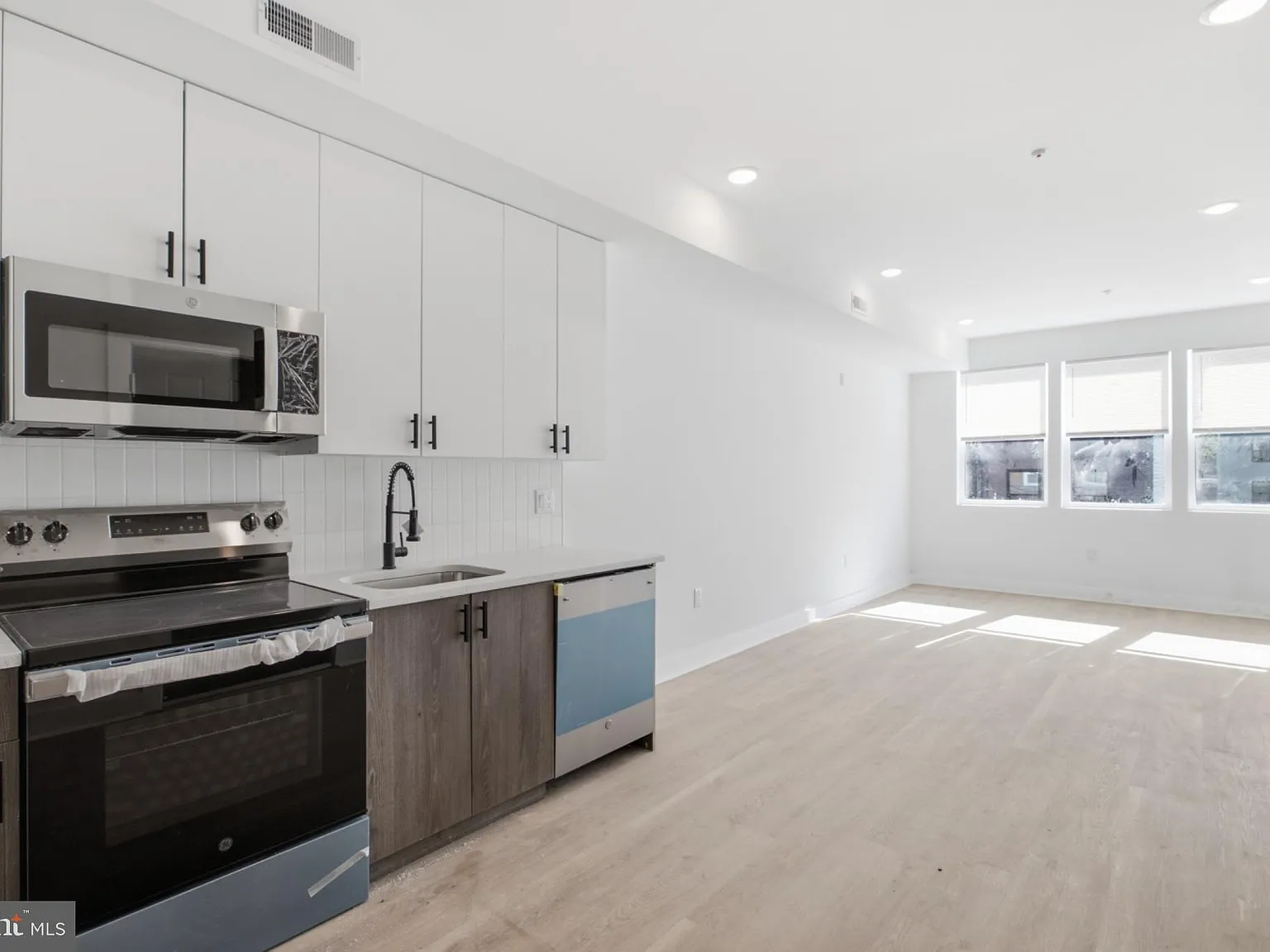 2 bed, 1.5 bath, $1,400 — Photo 1
