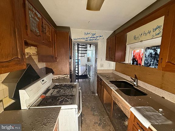 4th image of 219 N Montford Ave