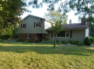 1041 Towerside Ct, Oconomowoc, WI 53066
