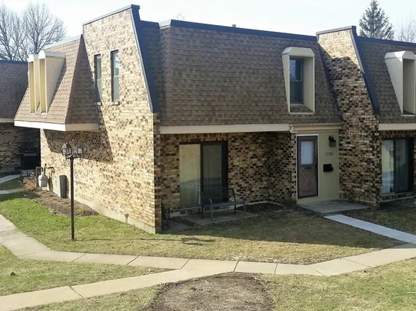 2130 Country Club Dr, Woodridge, IL 60517