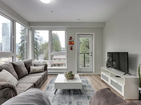 615 Cottonwood Ave #404, Coquitlam, BC V3J 2S5