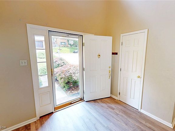4th image of 2949 Linda Way