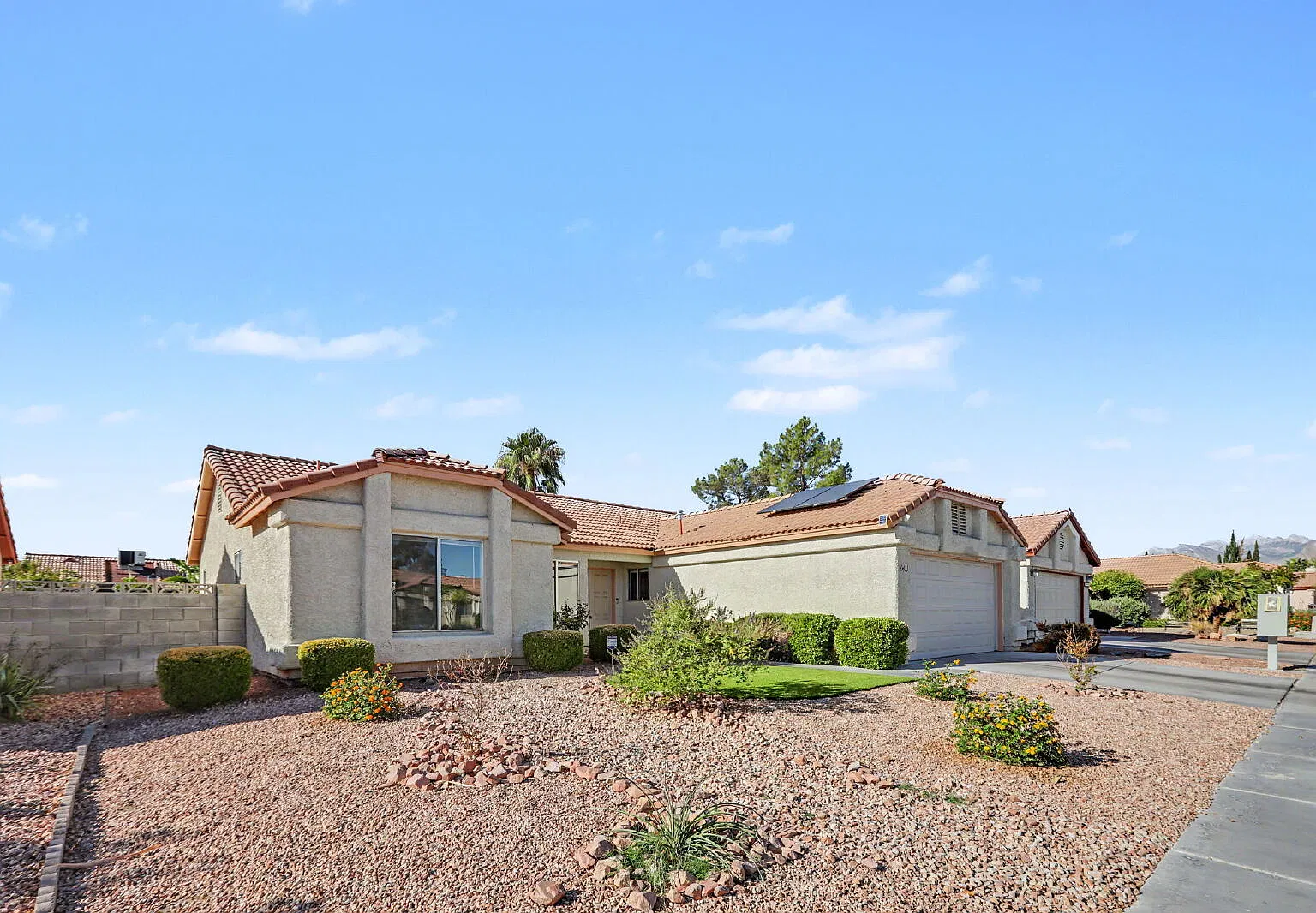 3 bed, 2.0 bath, 1424 sqft, $2,050 — Photo 2
