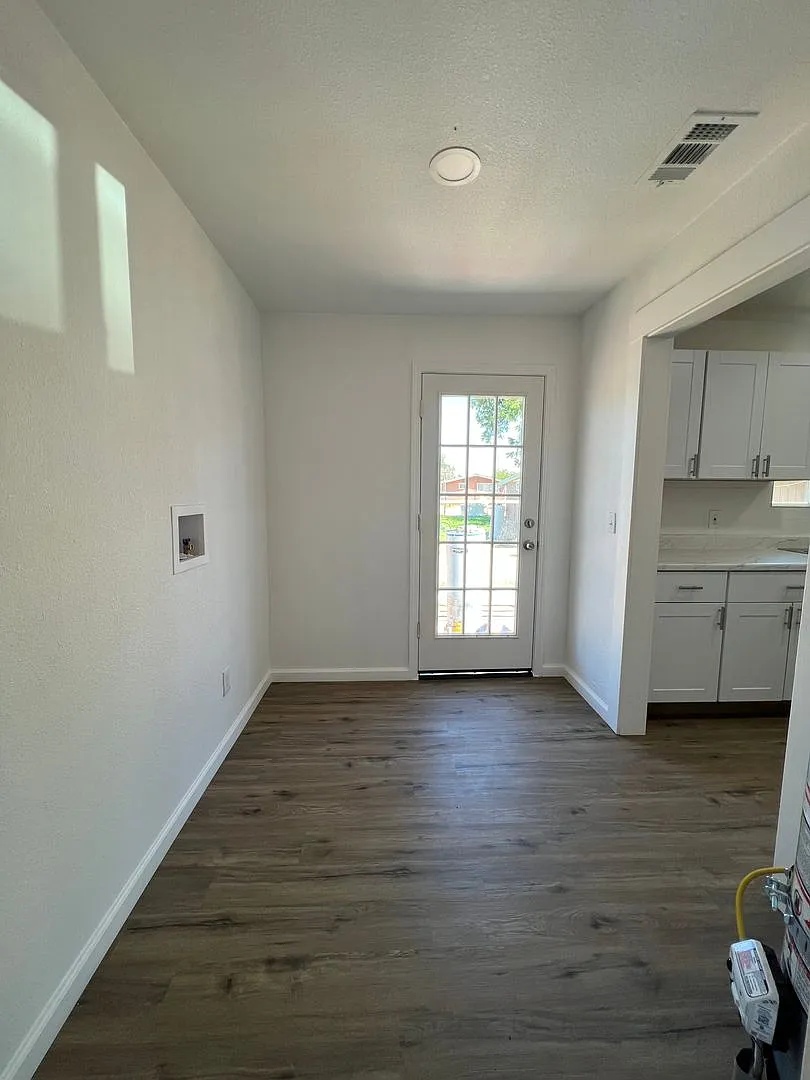 3bd/1ba unit and NEWLY remodeled!! — Photo 4