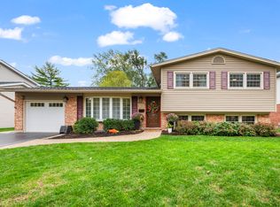 215 W Hintz Rd, Arlington Heights, IL 60004