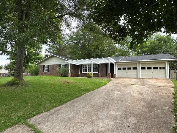 2505 Greenbriar St, Opelika, AL 36801