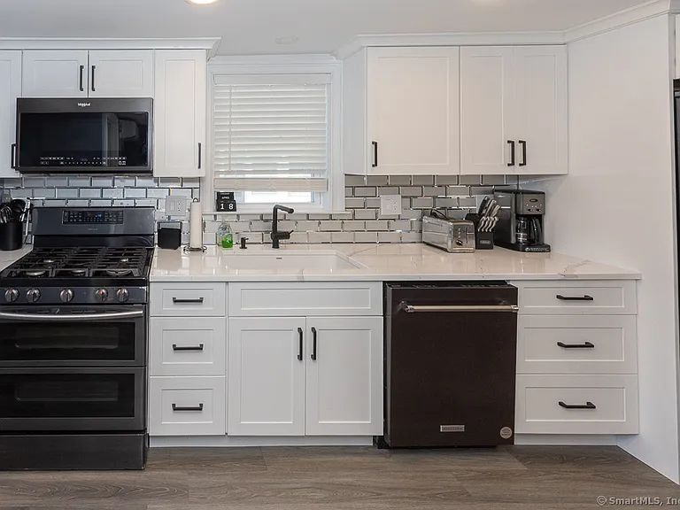 55 Swan Ave — Photo 13
