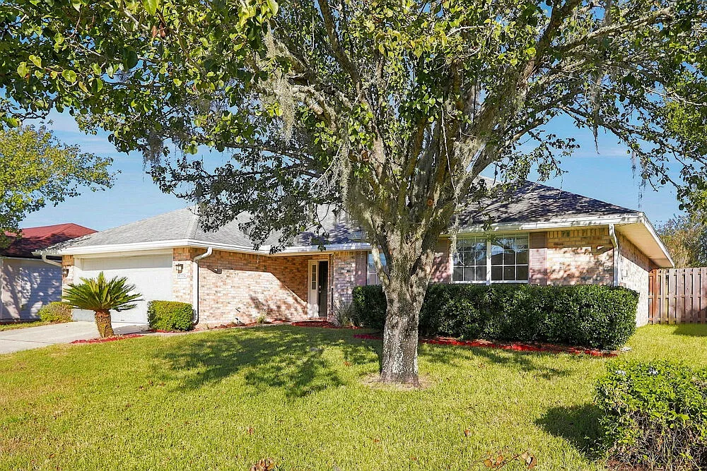 3 bed, 2.0 bath, 2043 sqft, $2,045 — Photo 3