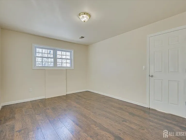 342 College Dr — Photo 4
