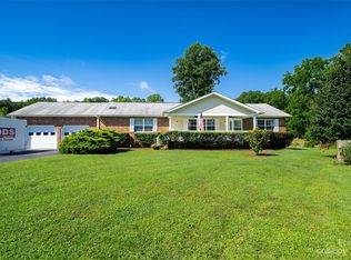 6 Meadow Dr, Horse Shoe, NC 28742