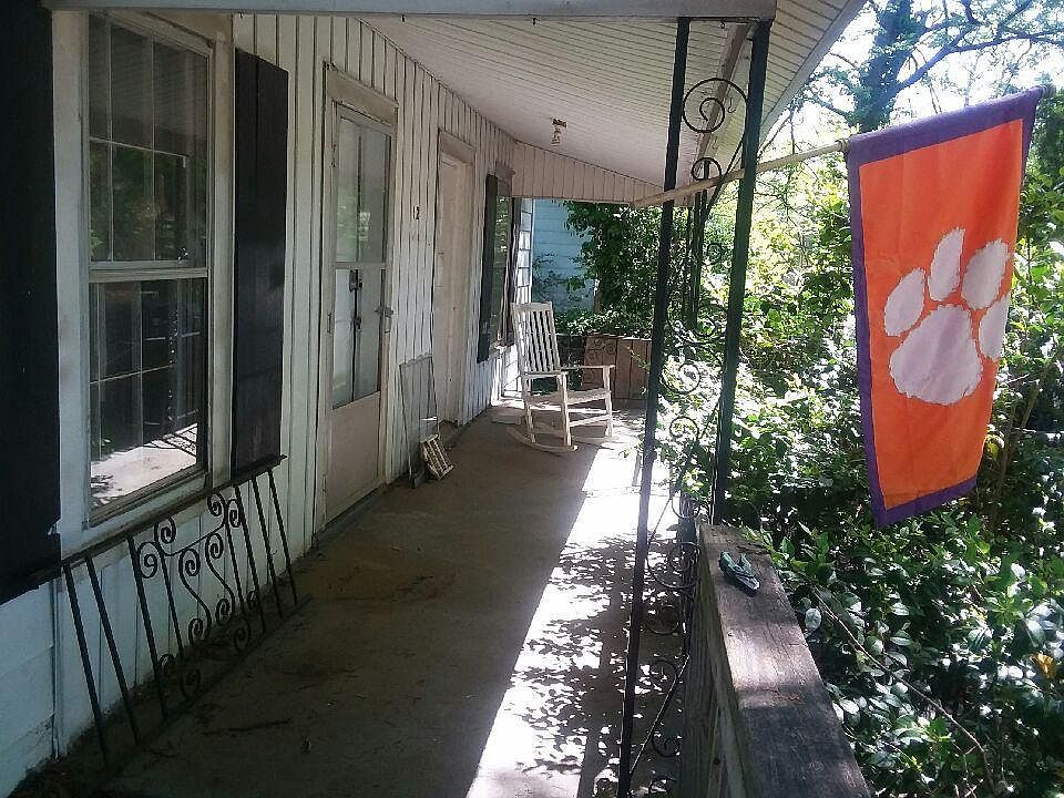 2nd image of 22 9th St