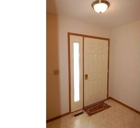 Vinyl Floor Entry w/ Closet