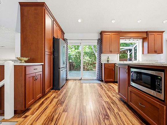 5th image of 404 SW Overlook Ct